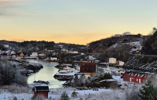 Stunning Apartment In Finnås With House Sea View