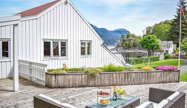 Stunning apartment in Hebnes with house sea view