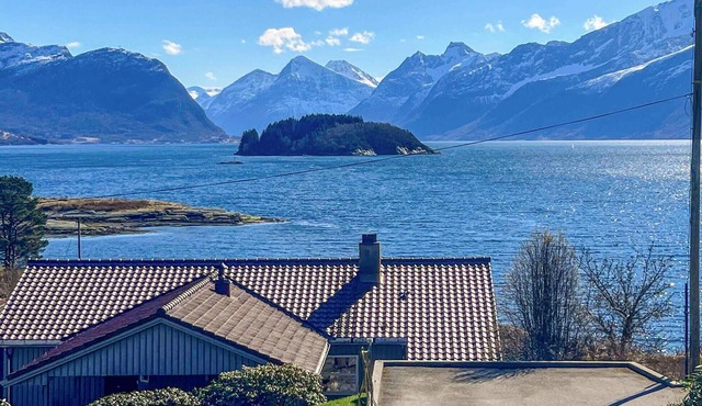 Stunning home in ålesund with house sea view