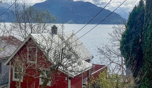Stunning home in ålvik with house sea view