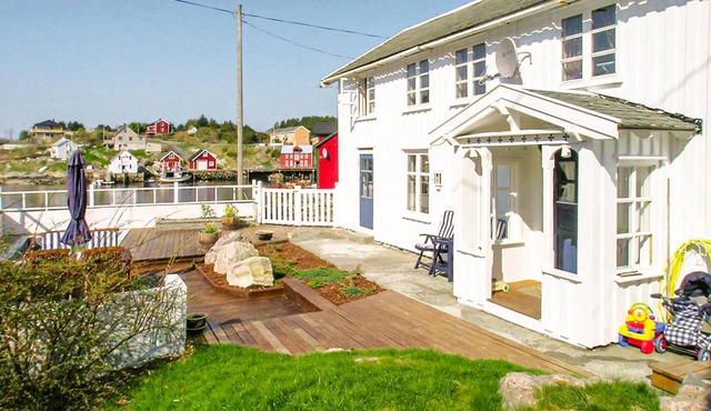 Stunning home in Averøy with house sea view