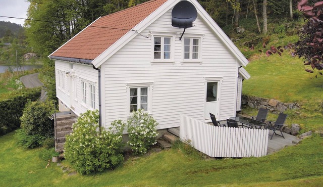 Stunning home in Farsund with house sea view