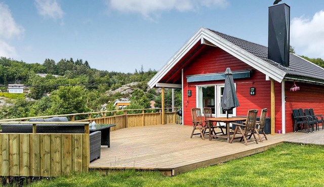 Stunning home in Farsund with ethernet internet