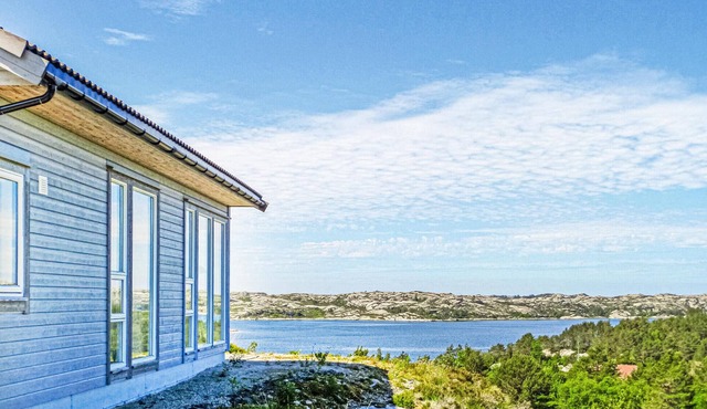 Stunning home in Fitjar with house sea view