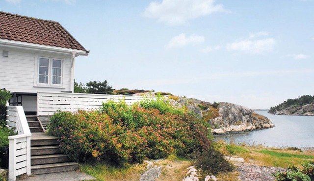 Stunning home in Flekkerøy with WiFi