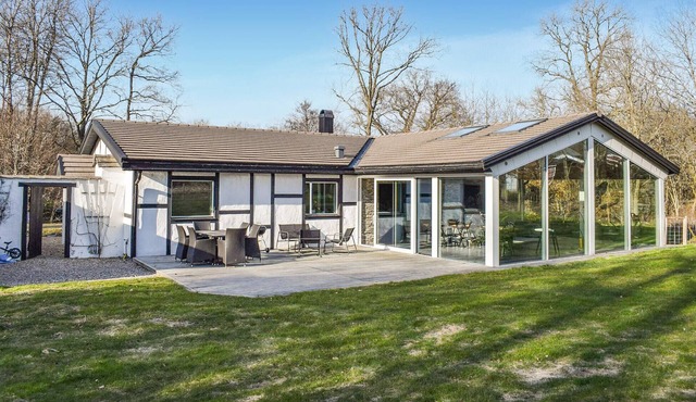 Stunning home in Gärsnäs with WiFi