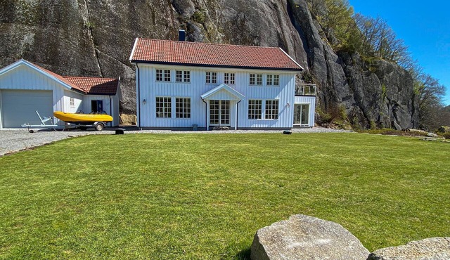 Stunning home in Lyngdal with WiFi