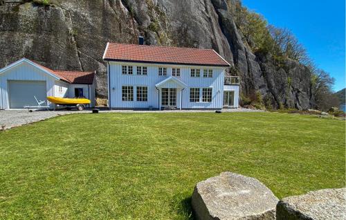 Stunning Home In Lyngdal With Wifi