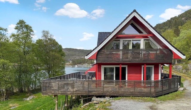 Stunning home in Nordtveitgrend