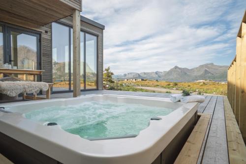 Stunning Lofoten Lodge with views and jacuzzi in Lyngværet