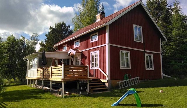 Summer gem with glazed terrace near Inälvsviken in Inälv