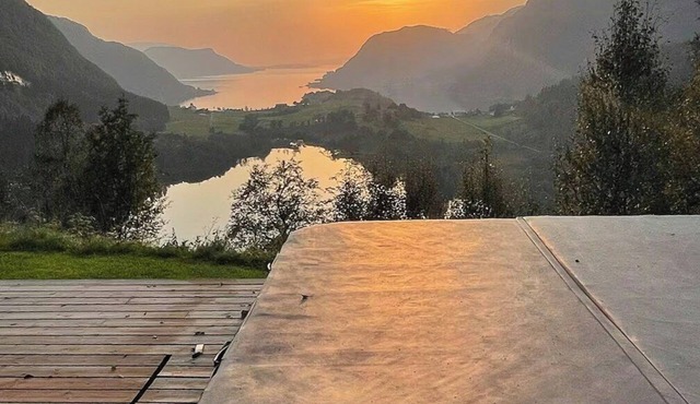 Sunny cabin with fjord views in Redal