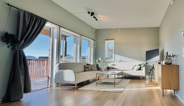 Sunny Terrace - Airy Apartment in the Heart of Lofoten in Leknes