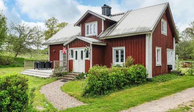 Swedish cottage by forest and lake in Småland