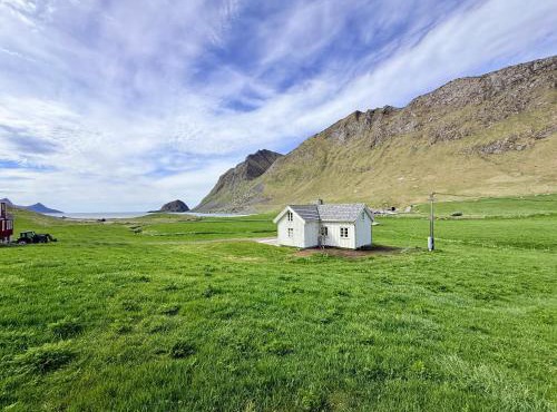 The Haukland House, Between Peaks & Sea