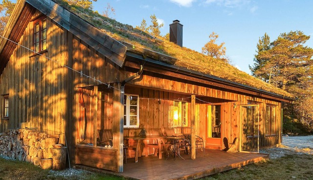 This high-quality vacation home welcomes you to Hillestadheia.