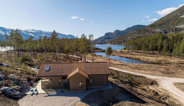 This wooden villa is suitable for 8 people. Located in the middle of nature with a view of a lake and just a few minutes' drive from the center of Vrådal.