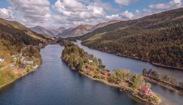 Tinyhouse surrounding Norwegian mountains
