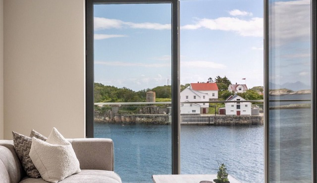 Top apartment with seaview in Henningsvær