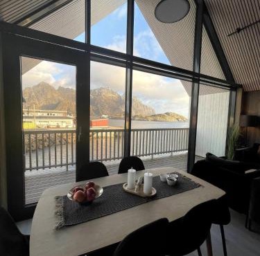 Top-floor waterfront cabin apartment in Henningsvær in Henningsvær
