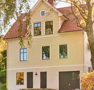 Toppmodern lägenhet i sekelskiftesvilla