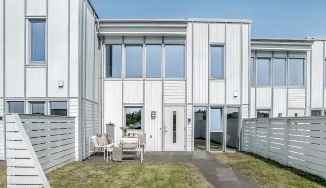 Two-story townhouse with two bedrooms and two bathrooms in Haugesund