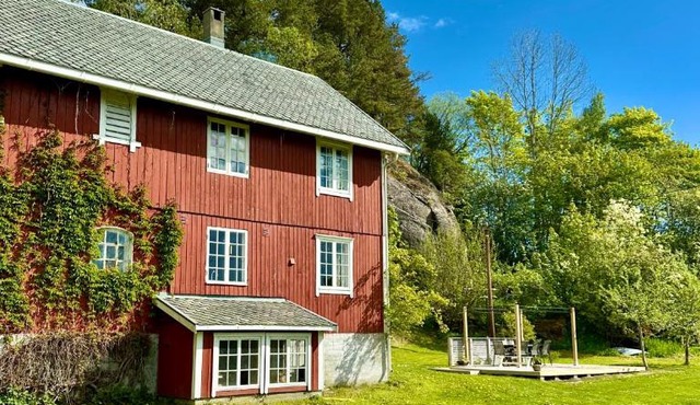 Unikt gårdshus med stor hage – nær Kristiansund