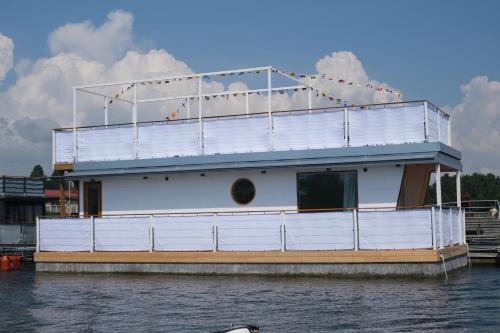 Unique floating retreat Sleeps 4 in Solvesborg