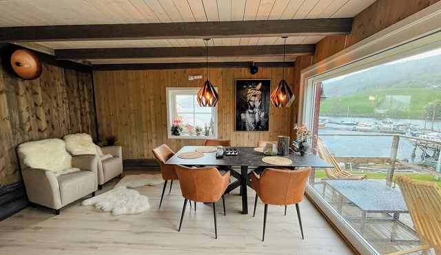 Unique modern harbour home in Valsøyfjord