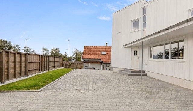 Vaulen Beach Apartment, Private Entrance and Parking
