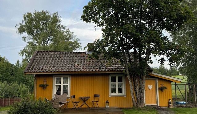 Veslestua, located on a cozy farmstead by Lake Rødenessjøen in Østfold