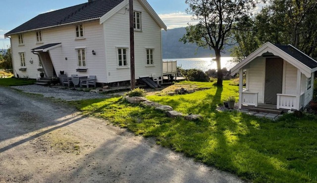 Vettingstua, beautiful house down by the sea.
