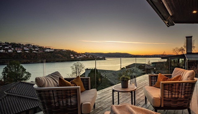 "Villa Bergen" Pool, Jacuzzi, Sauna, Gym & Beach | 10 Min to Bergen