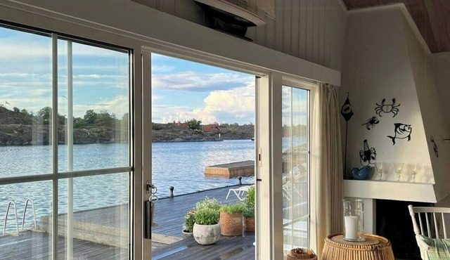 Waterfront cabin on idyllic Røsholmen