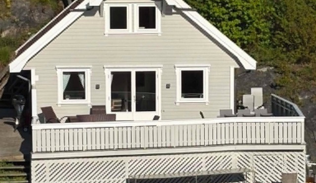 Waterfront 4-bedroom cabin in Flekkeroy, Kristiansand perfect for your getaway