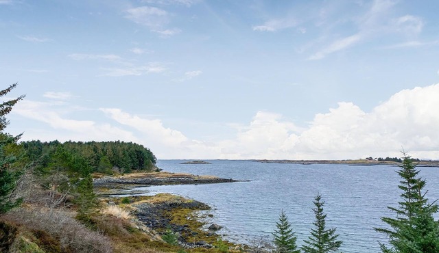 Welcome to the island of Smøla and this charming cottage on a sheltered and quiet bay.
