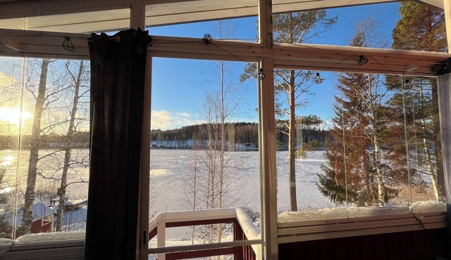 Welcoming 2-bedroom semi-detached cottage by the lake in Central Finland in Laukaa
