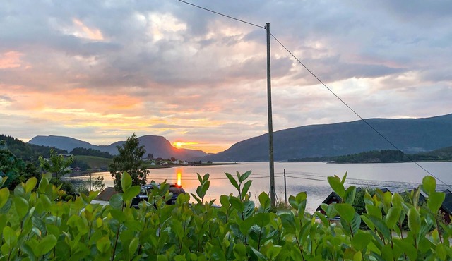 With a magnificent view of the Valsøyfjord, this cozy and family vacation home welcomes you.