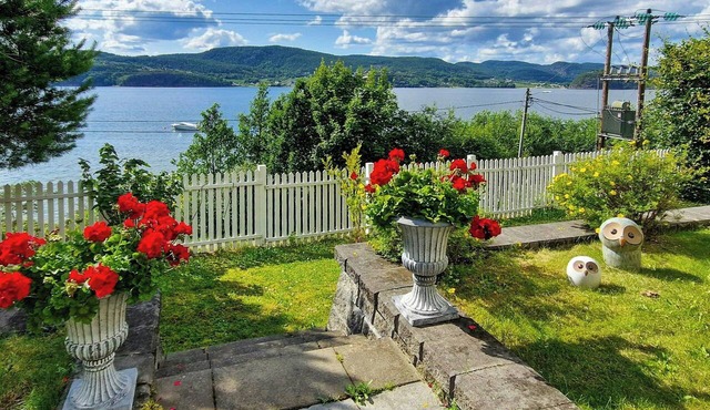 Yellow house by the fjord in idyllic Holmsbu in Holmsbu