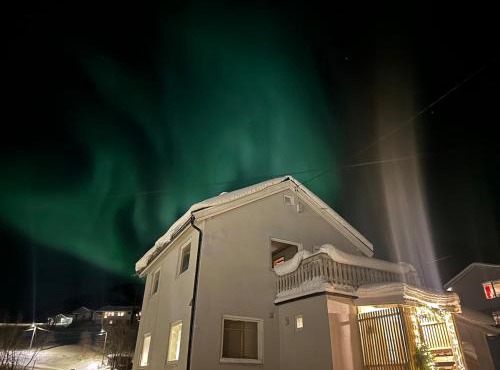 Your home for skiing, fishing and arctic holidays in Lyngen in Lyngen