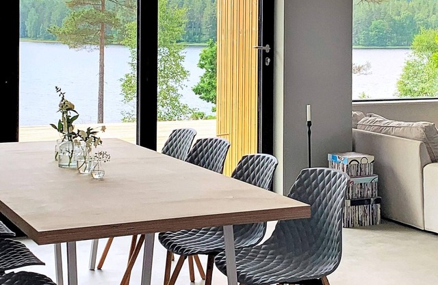 Modern Lakeside Retreat-By Traum
