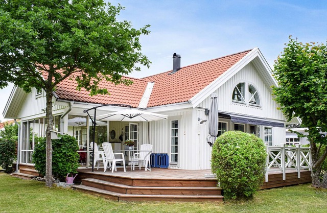 The cottage invites you to a nice vacation with an open plan solution and high ceiling in the living