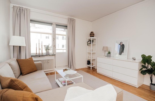 Wonderful apartment with balcony close to Globen