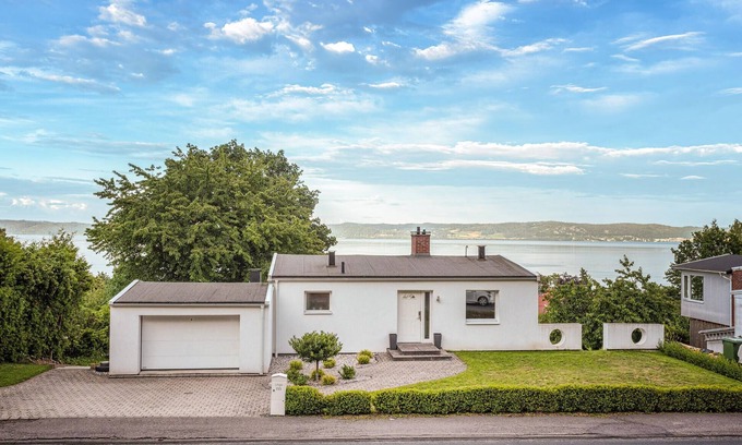 Berghalla House | Amazing home in Bankeryd with lake view