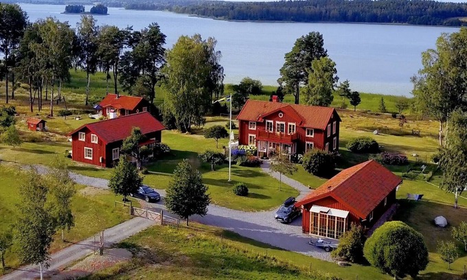 Gnesta Municipality House | Dream vacation by the lake with a pool on a mansion in Södermanland