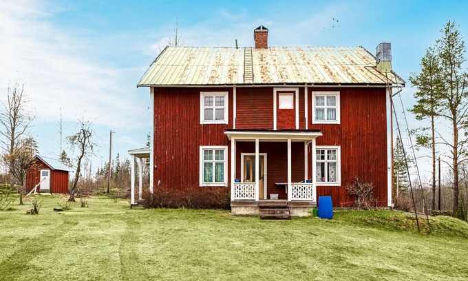 Norrfors House | Experience a vacation close to nature, in this classic Swedish cottage with lake view.