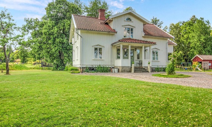 Sollebrunn House | Family friendly and spacious cottage surrounded by meadows, fields and forests.
