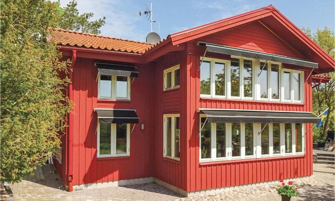 Bustorp House | Holiday Home Ronneby with a Fireplace 05