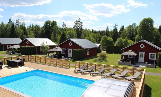 Vackelsang Ski Chalet | Holiday home with lake view, pool and boat in Småland