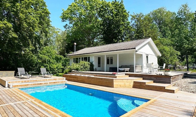 Byxelkrok Ski Chalet | Nice cottage with pool and sea view near Byxelkrok | SE04051